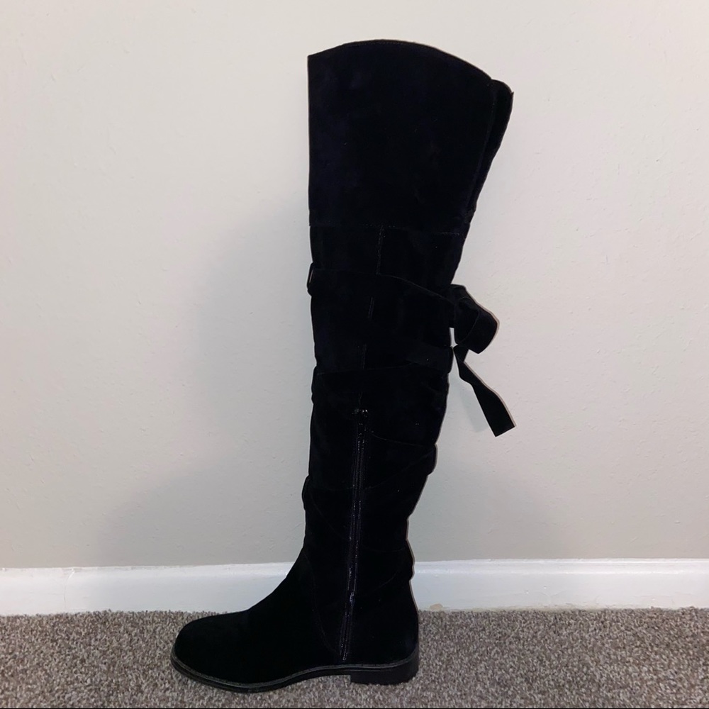 Black flat high knees boots, size 6